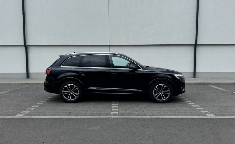 Audi Q7 50 TDI quattro S line черный вид сбоку – аренда Варшава SK CARS