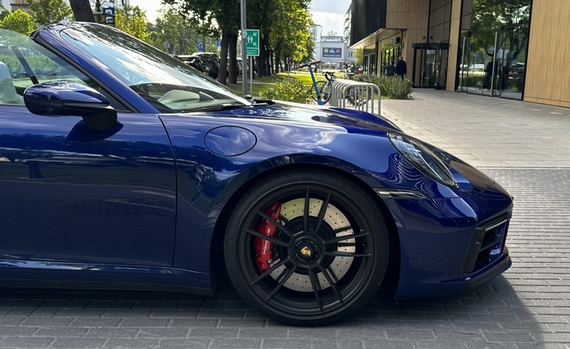 Porsche 911 Carrera 4 GTS Cabriolet синий – колесо с красными тормозными суппортами, аренда Варшава SK CARS