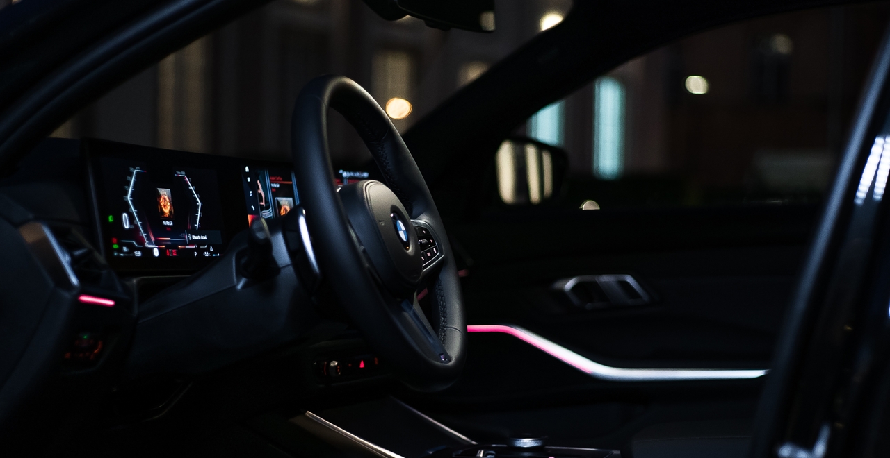 Интерьер BMW 3 Series с современной подсветкой и высокотехнологичной панелью управления. Наслаждайтесь комфортом и стилем этой модели.