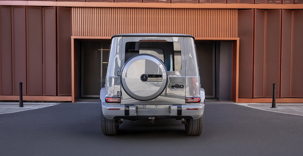 Вид сзади на Mercedes-AMG G 63 с фирменным кожухом запасного колеса и характерными LED-фарами.