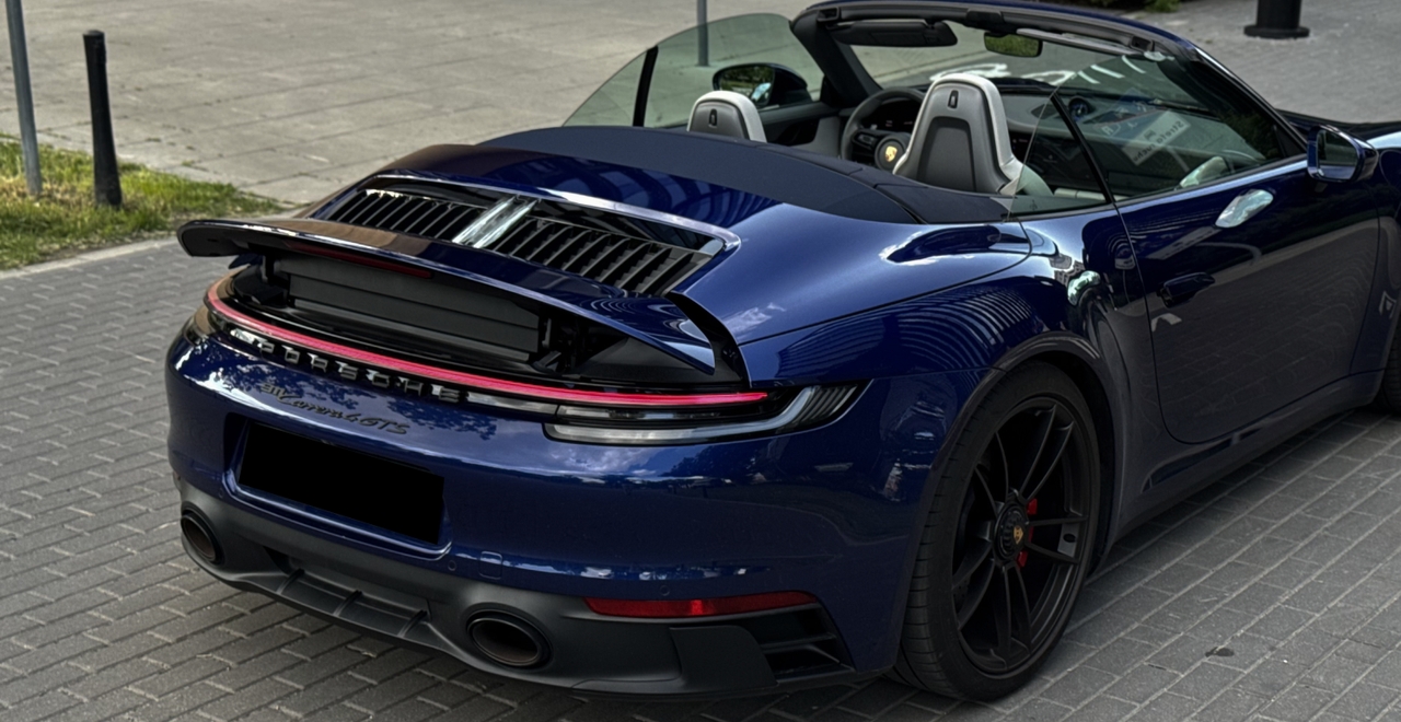 Porsche 911 Carrera 4 GTS Cabriolet – вид сзади с открытым верхом, синий цвет, аренда Варшава SK CARS