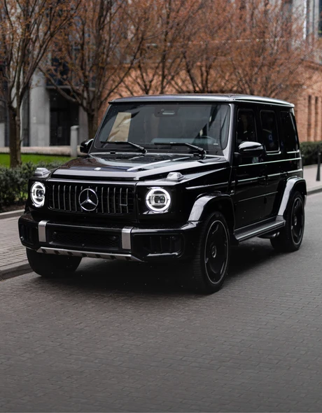 Mercedes G63 AMG LIFT — вид спереди, чёрный внедорожник премиум-класса в центре Варшавы