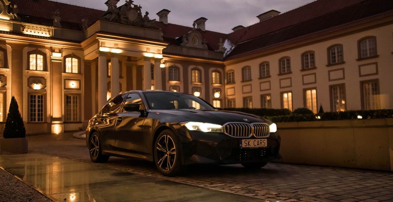 BMW Series 3 в вечернем освещении дворца — идеальный выбор для стильного путешествия с SK Cars.