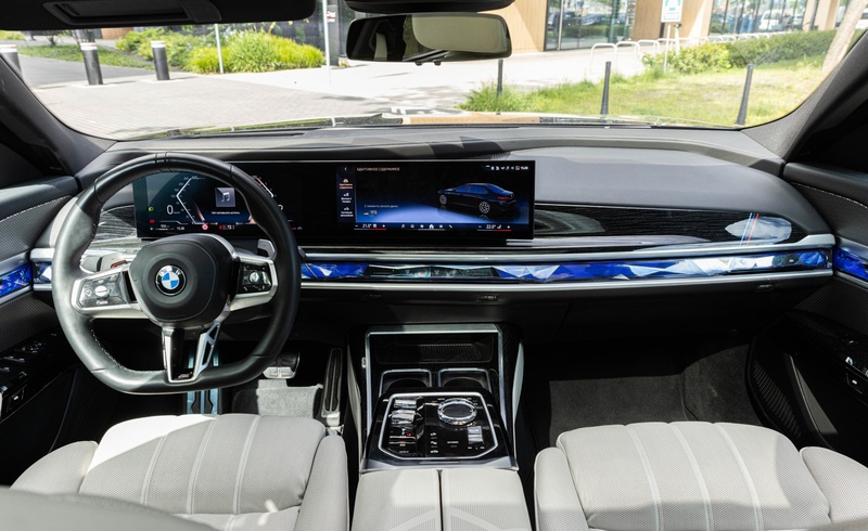 Интерьер BMW 740d xDrive M Sport – премиальный седан с цифровой панелью, кристаллической подсветкой и безупречными деталями. Аренда авто бизнес-класса в Варшаве от SK CARS.