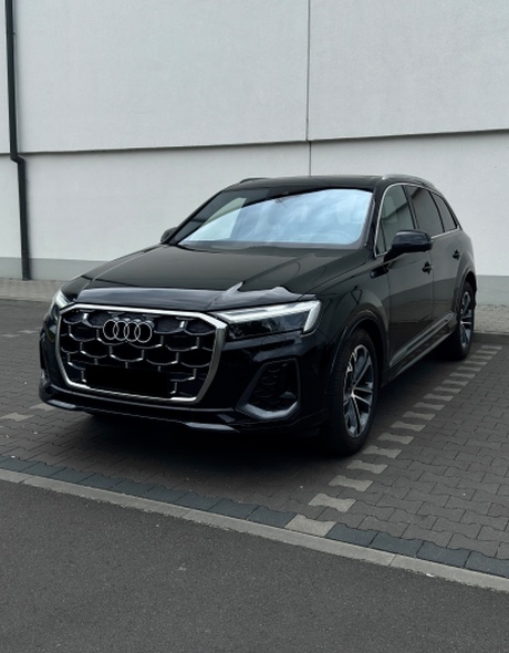 Audi Q7 50 TDI quattro S line чёрный вид спереди сбоку – аренда Варшава SK CARS