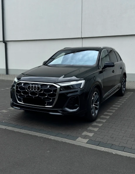 Audi Q7 50 TDI quattro S line чёрный вид спереди сбоку – аренда Варшава SK CARS