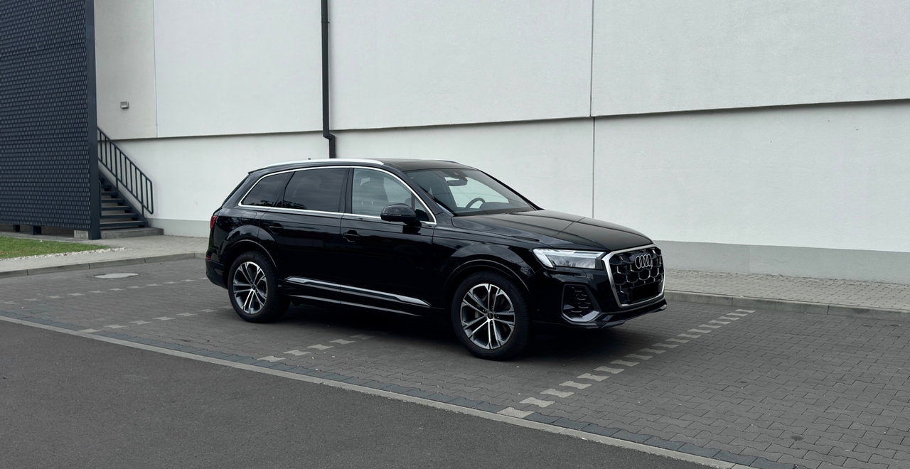 Audi Q7 50 TDI quattro S line чёрный вид спереди сбоку – аренда Варшава SK CARS  Хочешь, я сделаю полный набор alt-текстов для всех фото этой Audi Q7, чтобы карточка сразу была готова к загрузке на сайт и полностью закрывала SEO?