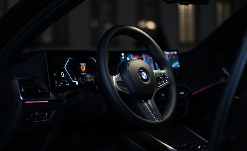 Ультрасовременная приборная панель BMW с подсветкой, обеспечивающая комфорт и технологичность во время каждой поездки.