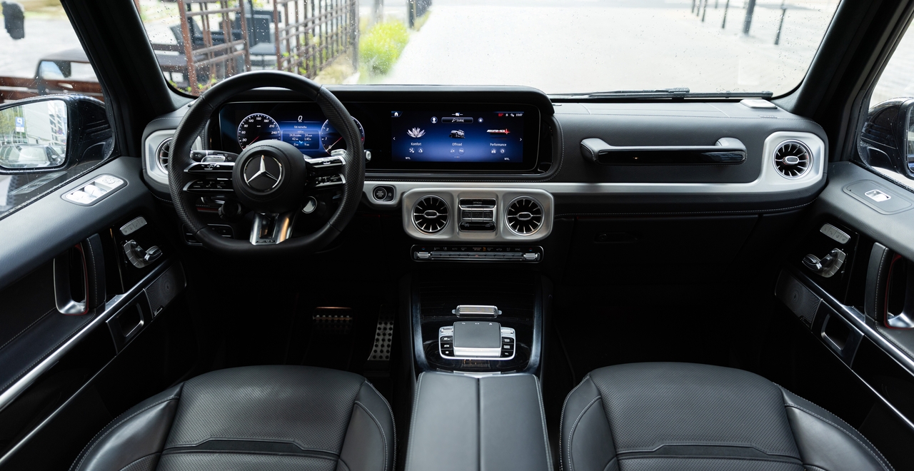 Wnętrze Mercedes G63 AMG LIFT — kierownica AMG, cyfrowy kokpit i ekran z trybami jazdy