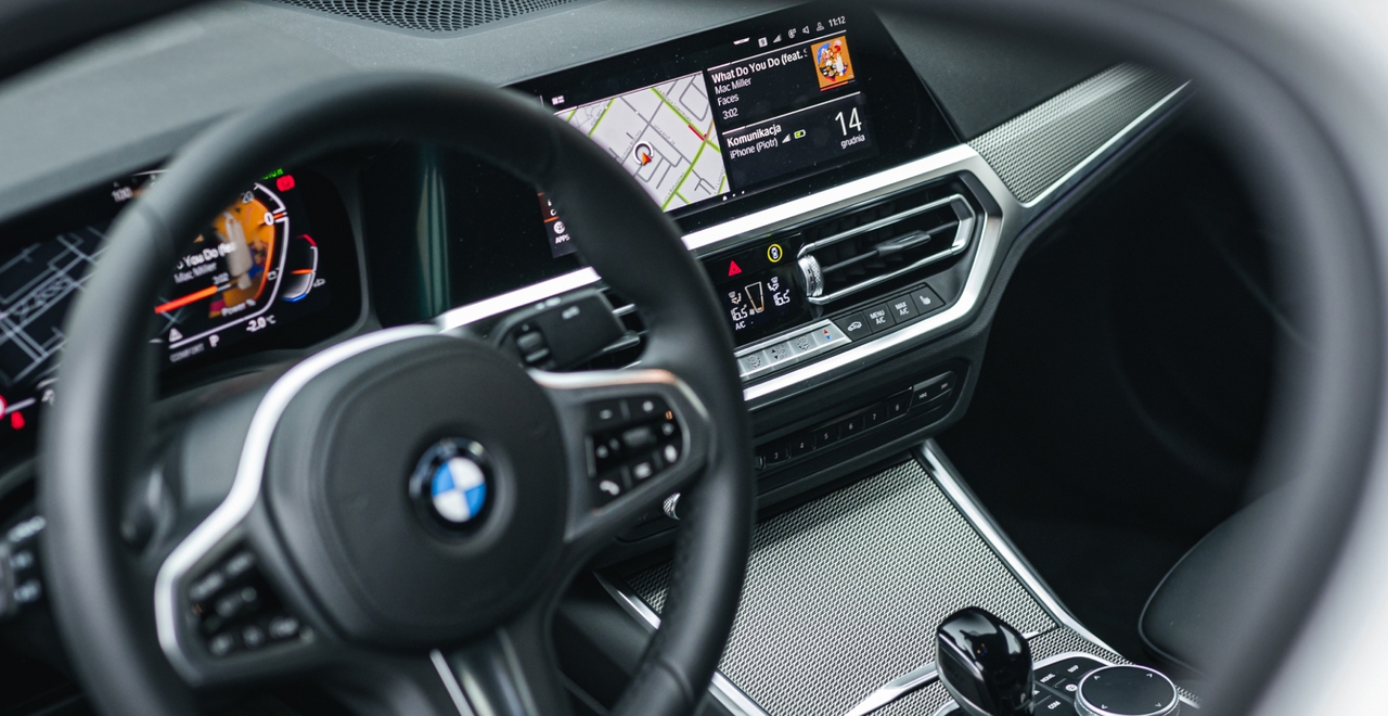 Интерьер BMW 3 серии с цифровым дисплеем и навигационной системой. Удобство управления и стильный дизайн доступны в аренду от SK CARS.