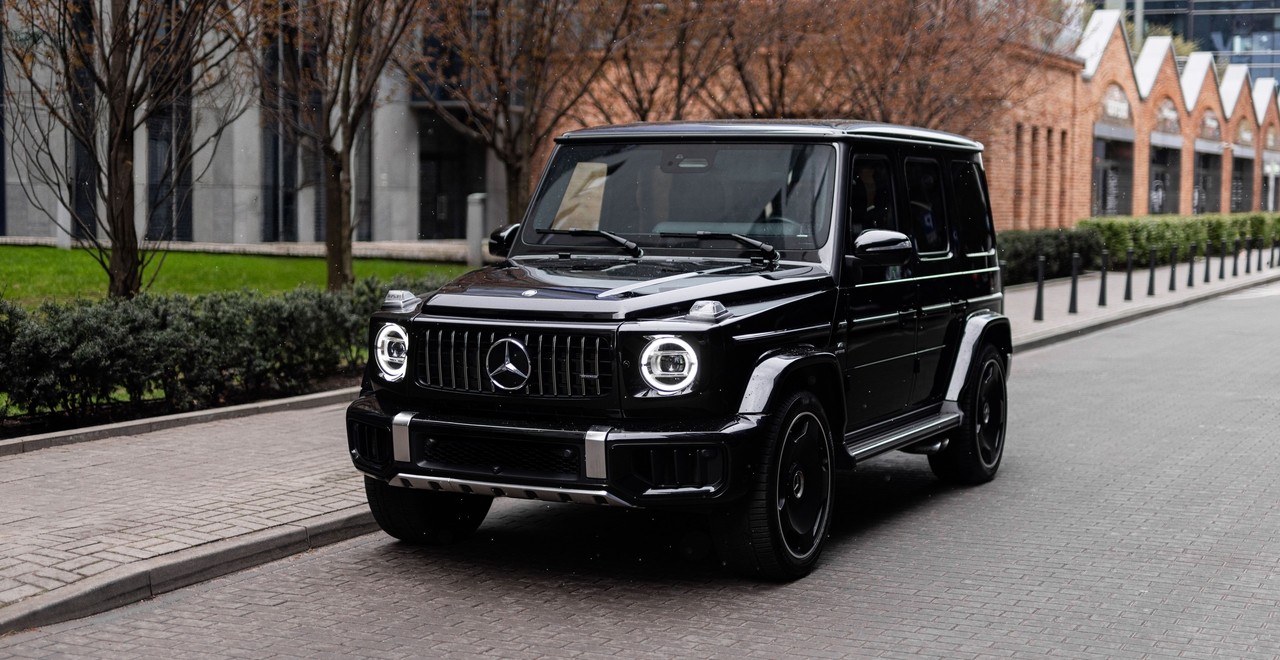 Mercedes G63 AMG LIFT — widok z przodu, czarny SUV klasy premium na ulicy w Warszawie