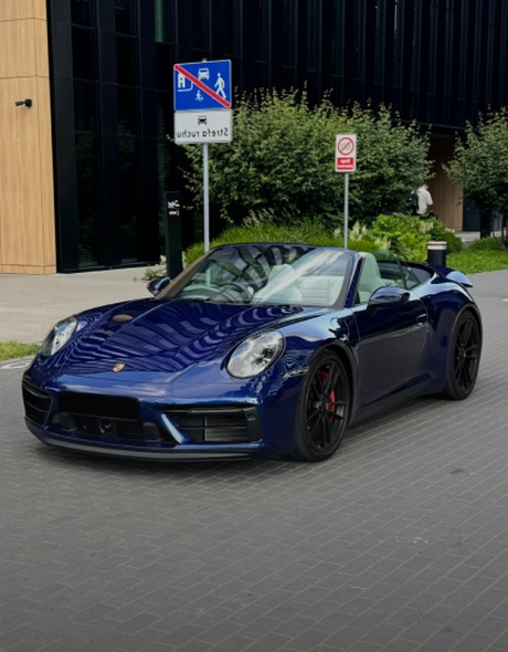 Porsche 911 Carrera 4 GTS Cabriolet в тёмно-синем цвете – вид спереди, аренда Варшава SK CARS