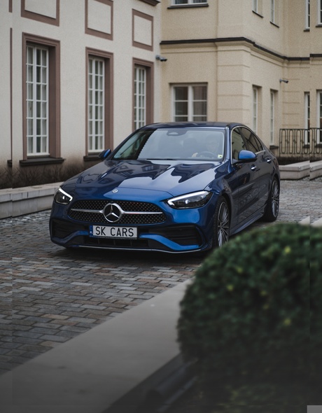 Стильный и элегантный Mercedes-Benz C-Class в синем цвете, доступен для аренды в SK CARS. Насладитесь комфортом и престижем в каждой поездке.