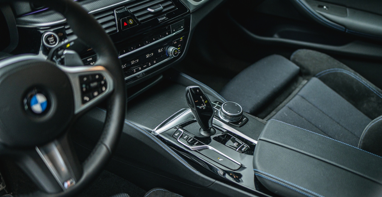 Центральная консоль BMW 5 серии с инновационными элементами управления. Забронируйте премиальный автомобиль в SK CARS.