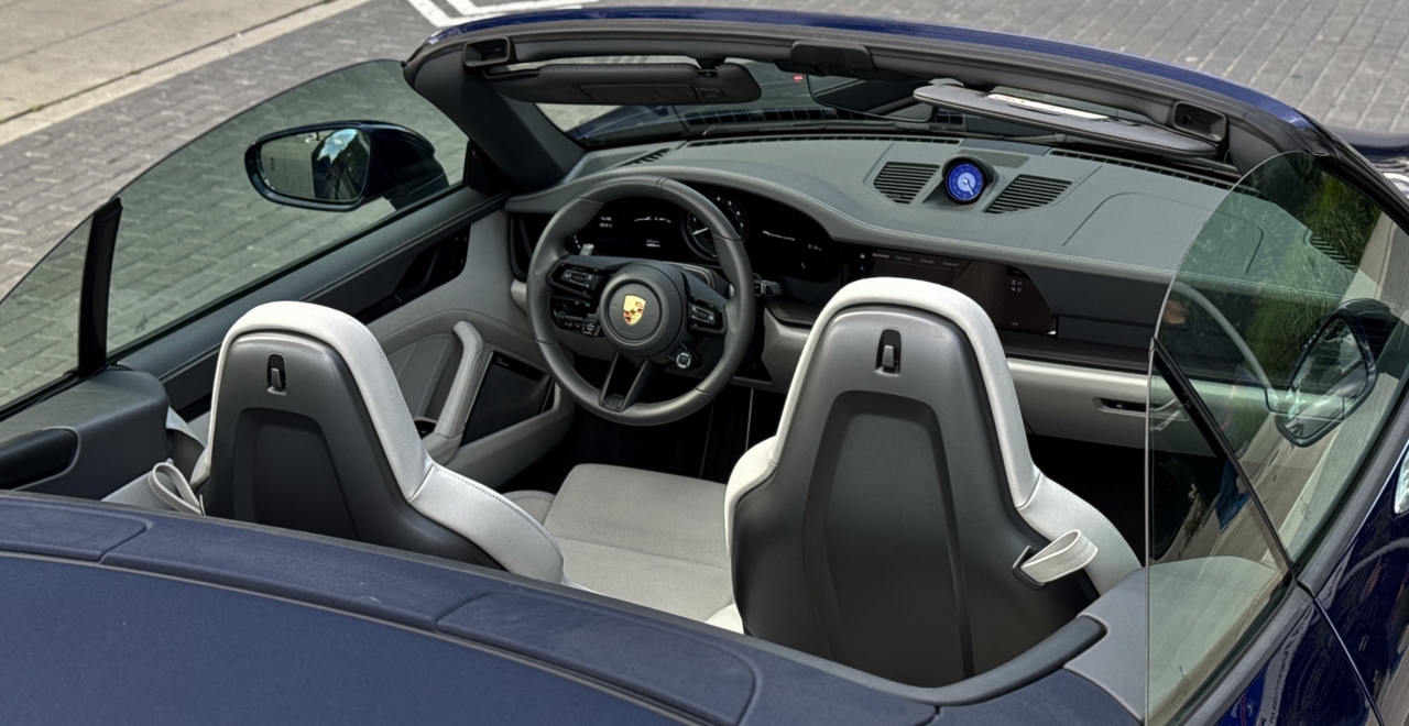 Porsche 911 Carrera 4 GTS Cabriolet – вид салона сзади, светлые кожаные сиденья, аренда Варшава SK CARS