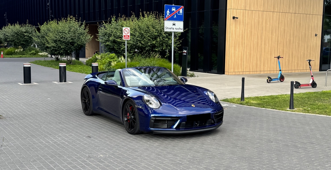 Porsche 911 Carrera 4 GTS Cabriolet в тёмно-синем цвете – вид спереди с открытым верхом, аренда Варшава SK CARS