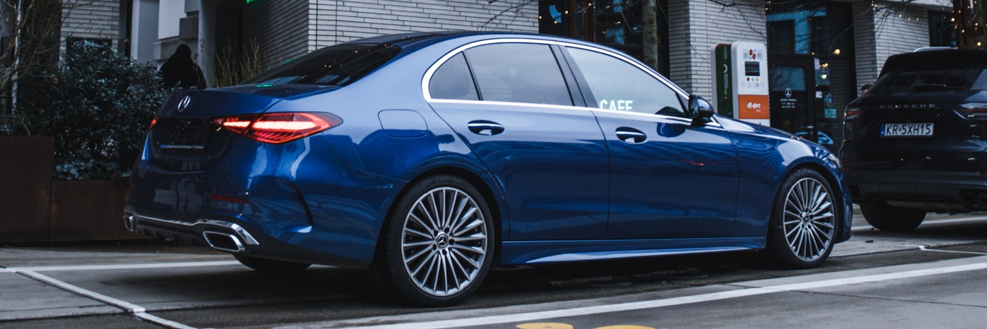 Mercedes-Benz C-Class w wyrafinowanym niebieskim kolorze. Zarezerwuj ten model już teraz na stronie SK CARS i ciesz się komfortem klasy premium.