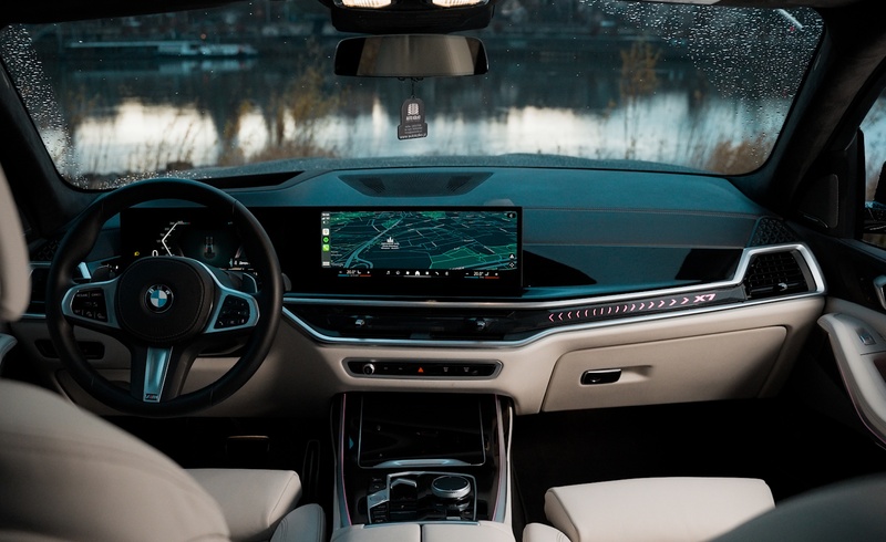 Интерьер BMW X7 xDrive 40 – роскошный салон с цифровой панелью и мультимедийной системой. Аренда премиум-авто в Варшаве – SK CARS.