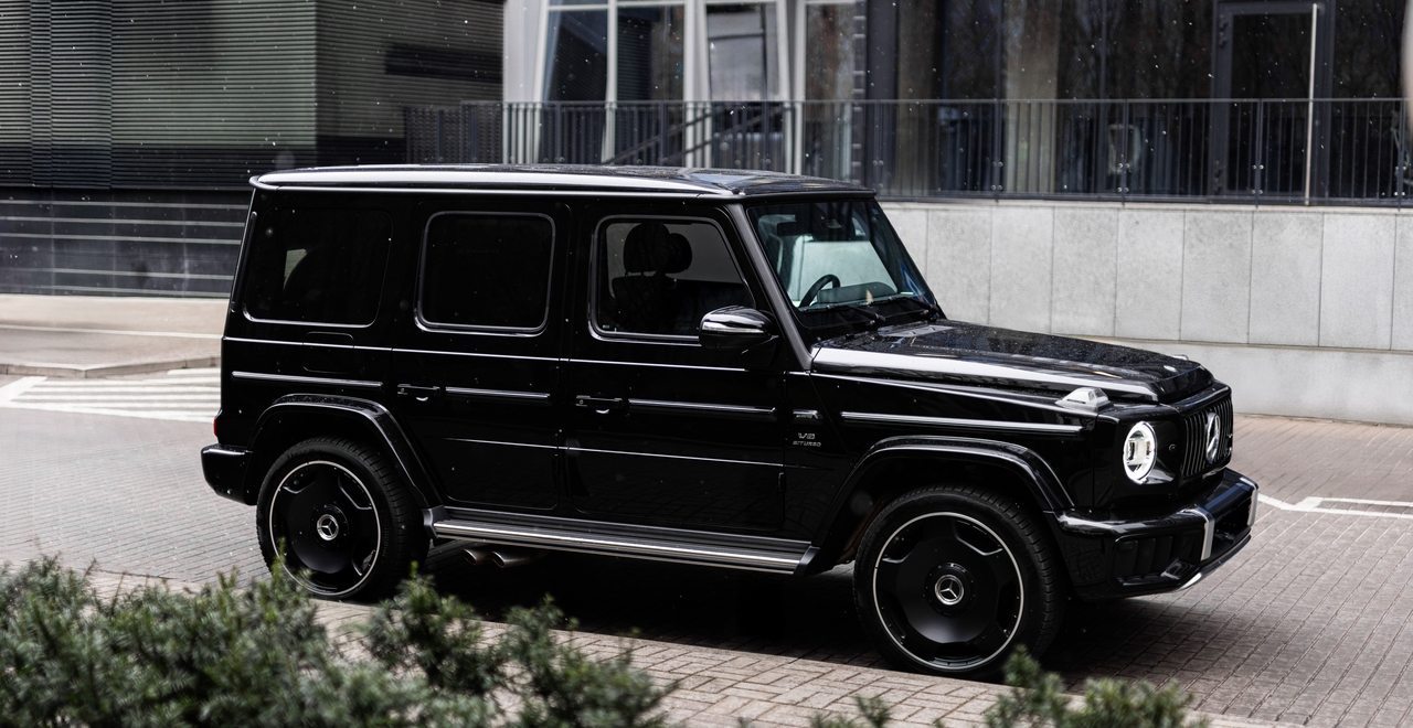 Mercedes G63 AMG LIFT — side view of black luxury SUV with V8 engine in urban Warsaw background