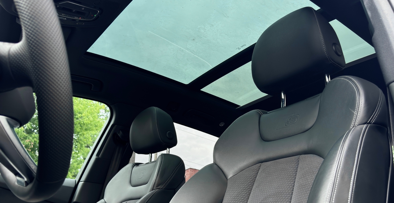Audi Q7 50 TDI quattro S line – чёрные кожаные сиденья с логотипом S и панорамная крыша, вид салона – аренда Варшава SK CARS