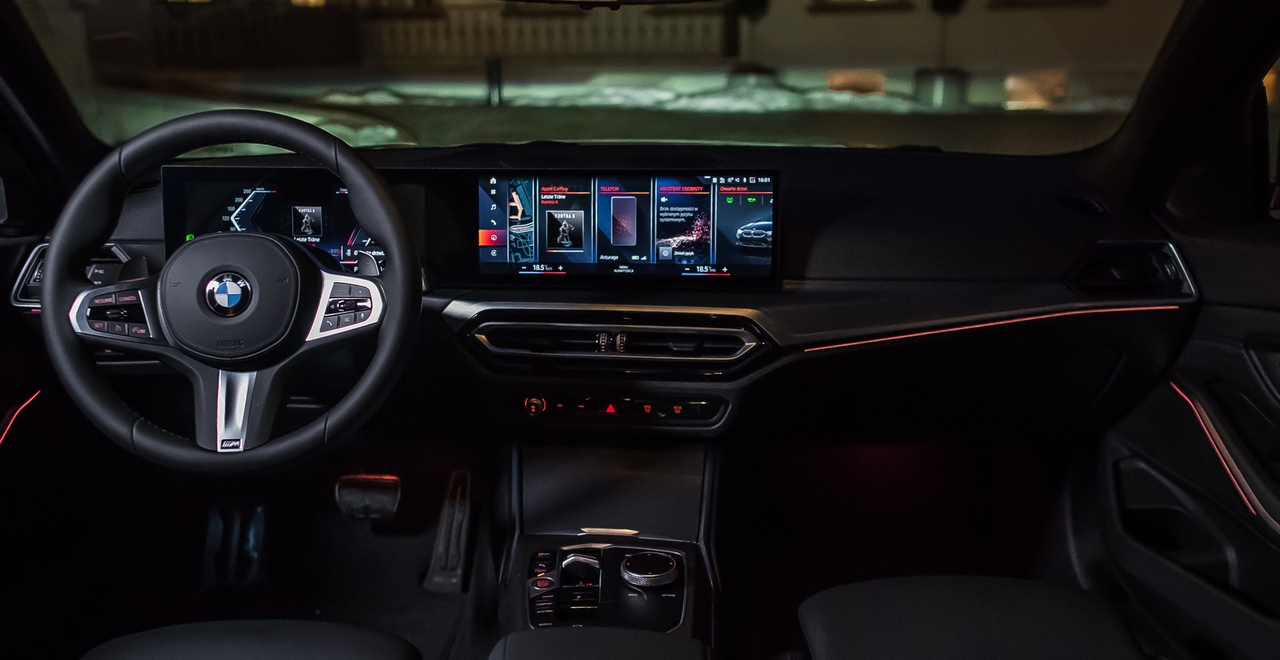 Технологичный интерьер BMW Series 3 с яркой подсветкой, созданный для комфорта и удовольствия от аренды с SK Cars.