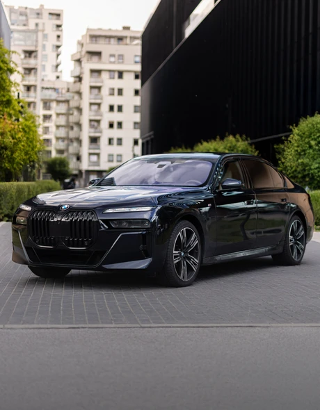 BMW 740d xDrive – представительский седан на фоне городской архитектуры. Аренда бизнес-класса в Варшаве от SK CARS – стиль, комфорт и престиж.