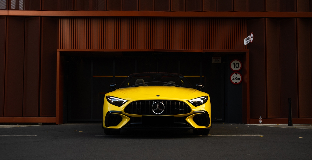 Mercedes SL55 AMG — вид спереди на фоне городской архитектуры