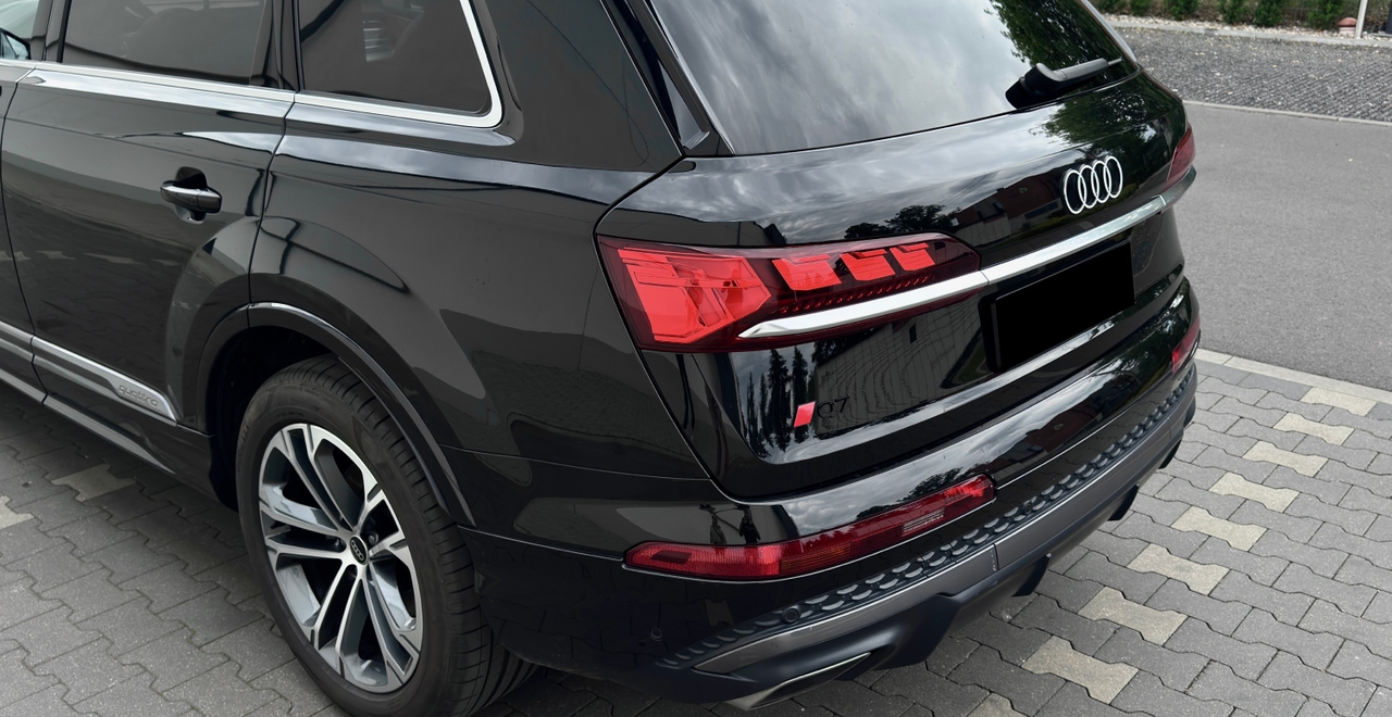 Audi Q7 50 TDI quattro S line – задняя часть с шильдиком S line и эмблемой модели Q7, чёрный цвет – аренда Варшава SK CARS