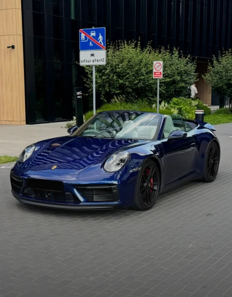 Porsche 911 Carrera 4 GTS Cabriolet в тёмно-синем цвете – вид спереди, аренда Варшава SK CARS