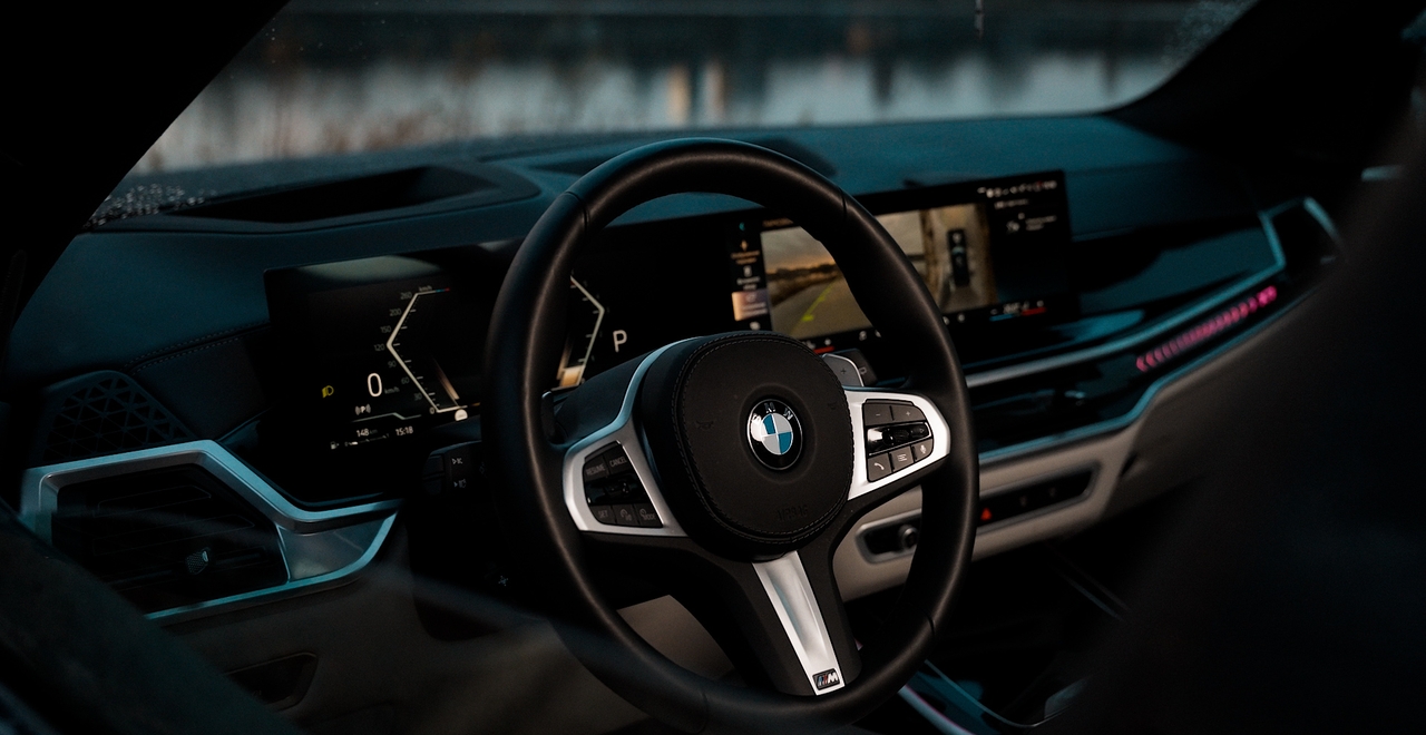Руль BMW X7 xDrive 40 с логотипом M и цифровая панель приборов с экраном заднего вида. Роскошь в деталях. Аренда в SK CARS Варшава.