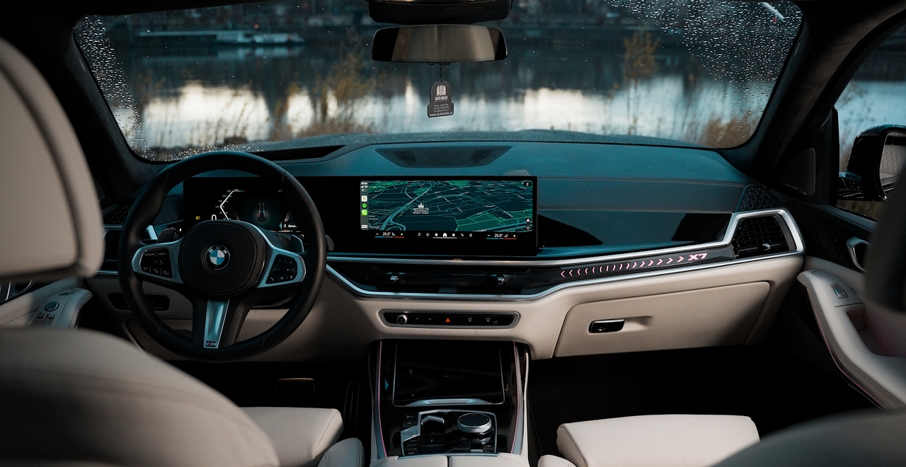 Современный интерьер BMW X7 xDrive 40 с цифровой приборной панелью, навигацией и стильной подсветкой. Премиальный комфорт. В аренду в SK CARS Варшава.