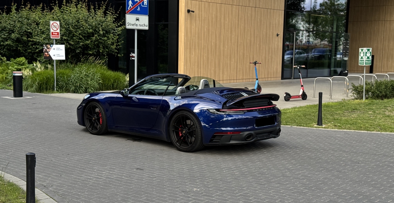 Porsche 911 Carrera 4 GTS Cabriolet – вид сзади, открытый верх, синий цвет, аренда Варшава SK CARS