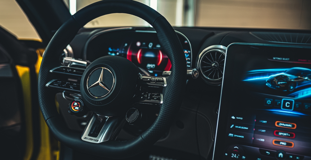 Руль Mercedes-AMG с подрулевыми переключателями и мультимедиа экран с настройками режима вождения